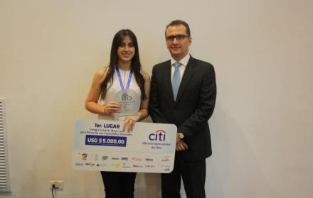 Scarlett Vera, ganadora del CMA 2019 junto a Sebastián Palacio, Vicepresidente de Tesorería de Citi en Ecuador.
