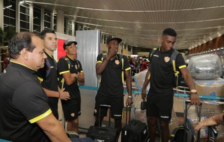 Positivos. Byron Castillo, Beder Caicedo y Félix Torres conversan antes de partir a territorio uruguayo.