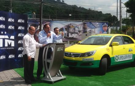 La unidad de la firma china BYD fue entregada a la Unión de Taxistas del Guayas.