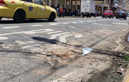 El asfalto de Guayaquil vuelve a sucumbir ante el invierno