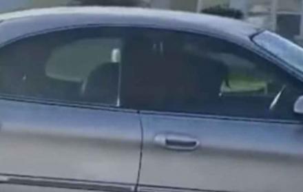 El can estuvo al volante casi una hora.