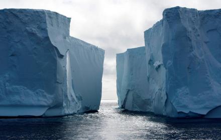Los científicos consideran que el fenómeno forma parte del ciclo normal de las plataformas glaciares.