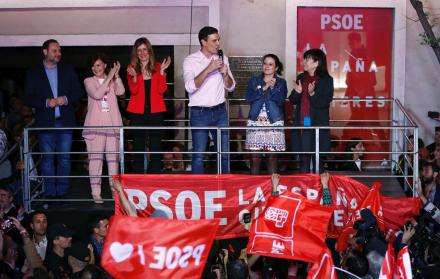 Sánchez no descartó la posibilidad esta noche, aunque en la celebración sus simpatizantes le gritaban “¡Con Rivera no, con Rivera no!”, y el propio líder de Ciudadanos hablaba de hacer “oposición”.