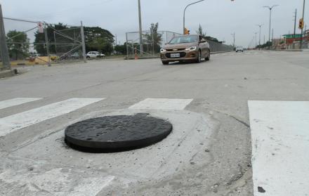 Tapa. Una de las cubiertas de alcantarillas en la vía Teodoro Alvarado alzándose por gases de las aguas servidas.