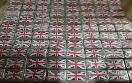 Los gendarmes encontraron varios paquetes tipo ladrillo, con logotipos de la bandera británica, en cuyo interior se encontraba la cocaína.