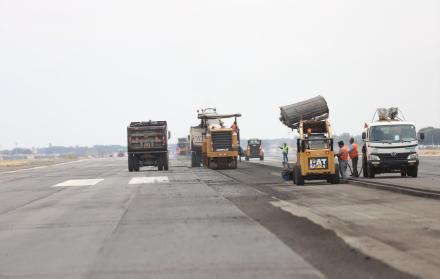 Trabajos de repavimentación en la pista de la terminal aérea. 