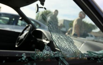 Los robos ocurren en segundos mientras los autos se detienen por el tráfico.