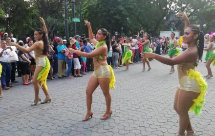 Las bailarinas le pusieron color al desfile.