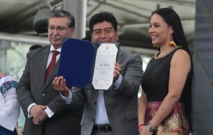 Evento. Jorge Yunda, alcalde electo de Quito, recibió ayer su credencial que lo faculta a tomar posesión.