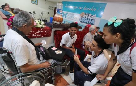 Imagen referencial. Estudiantes del colegio Emilio Uzcategui jugaron una partida de rummy con adultos mayores.