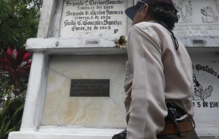 Pedido. Por petición del fallecido, no se colocó su nombre en esta lápida, que tiene más de 20 años. 