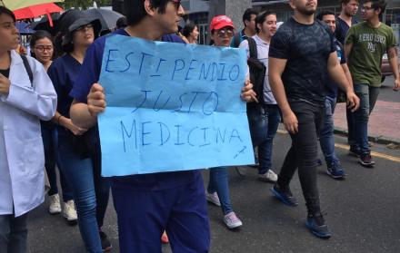Durante varias semanas, los estudiantes de la carrera de Medicina protestaron en las calles para exigir un estipendio justo. (Martha Torres / Expreso).