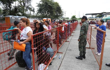 Cientos de mujeres acudieron al Centro de Movilización de Guayaquil para acuartelarse.