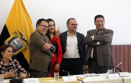 Juicio. Raúl Tello (i) y Jeannine Cruz (c) presentaron el pedido de juicio político contra cuatro integrantes del nuevo Consejo de Participación Ciudadana y Control Social.