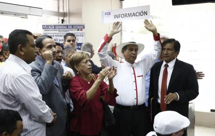 El candidato Julio Alfaro (con sombrero), en la Fiscalía donde presentó la denuncia de fraude.