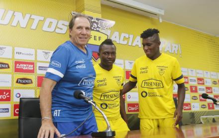 Patricio Lara, asistente técnico, Daniel Segura y José Cifuentes los jugadores que dieron rueda de prensa en la casa de la selección.