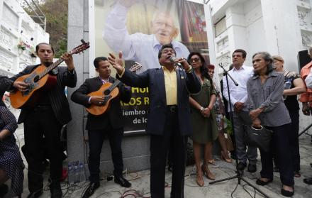 Familiares y amigos del artista se reunieron para un homenaje.