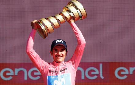 Imagen referencial. El ciclista Richard Carapaz alza el trofeo Senza Fine después de ganar el Giro de Italia.