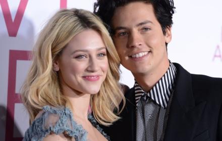 Sprouse y Reinhart tienen una relación hace más de dos años.