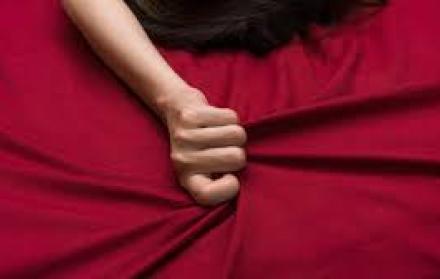 Algunas contracciones corporales y la respiración son gestos que se pueden fingir durante un falso orgasmo.