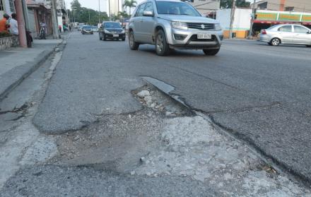 Los trabajos consistieron en despejar el sitio del daño, limpieza y colocación del asfalto.