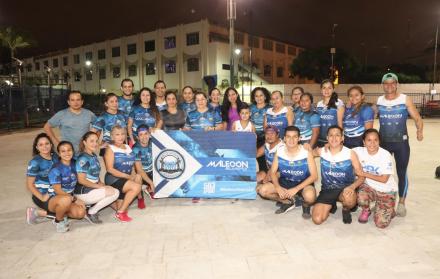 Unión. Los deportistas que forman parte de la agrupación Malecón Running se preparan para participar en la Media Maratón Ciudad de Guayaquil Diario EXPRESO.
