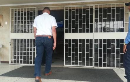 Uno de los familiares de Sofía Esteves, en su ingreso a la clínica Alborada. La mujer se encuentra internada en el área de Cuidados Intensivos.