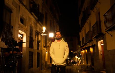 El videoclip Querer mejor de Juanes fue grabado en Madrid y estuvo dirigido por Aaron A.