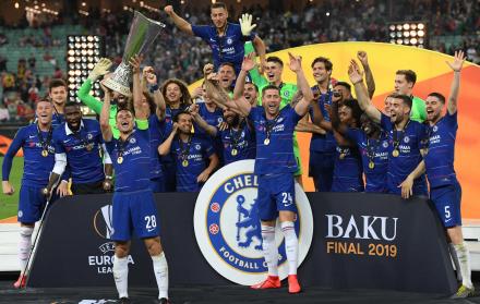 Jugadores del Chelsea celebran con el trofeo después de ganar la final de la Europa League.