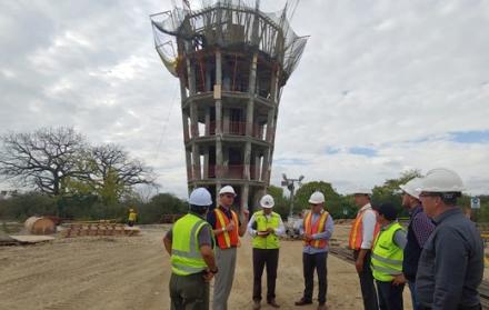 Las autoridades junto a la nueva torre de control en construcción.