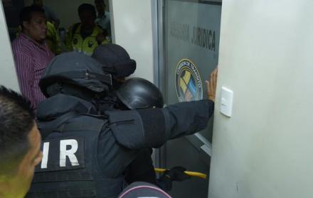 Se allanaron nueve CPUs, tres computadoras portátiles, documentos y dinero en efectivo.
