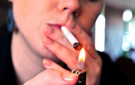 La toxicidad del cigarrillo le suma arrugas a tu rostro.