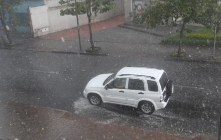 En ciertos sectores de Quito, las alcantarillas colapsaron.