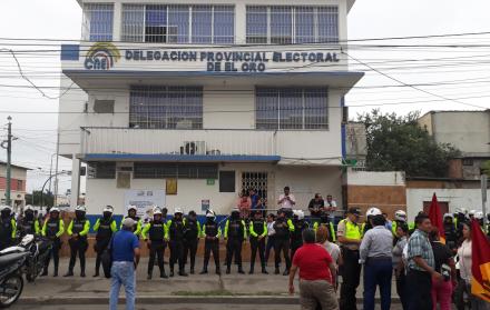 El Oro. Las puertas del CNE fueron cerradas con candados en señal de protesta.