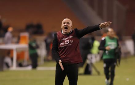 Imagen de archivo. La jugada más comentada de ese encuentro se dio en el último minuto, cuando Antonio Valencia toma de la camiseta a William Riveros dentro del área.