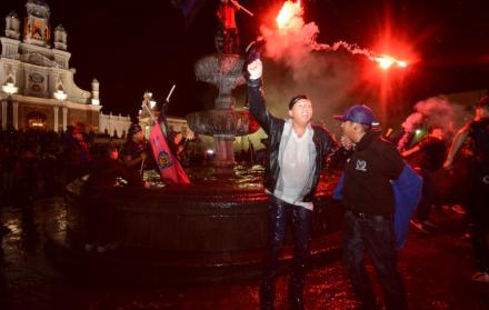 Hinchas celebrando el título con caravana por las calles de la ciudad.