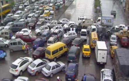 Los congestionamientos vehiculares se agudizaron por la inhabilitación de semáforos.