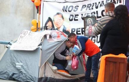 Mark Vito, esposo de Fujimori, se instaló en la puerta de en la puerta de la prisión en la que está recluida la excandidata presidencial.