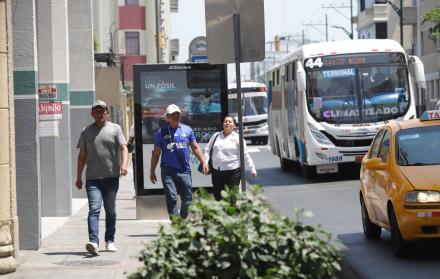 La empresa JCDecaux, que ganó la adjudicación de los paraderos, tiene presencia con ese servicio en 140 ciudades de 73 países del mundo.