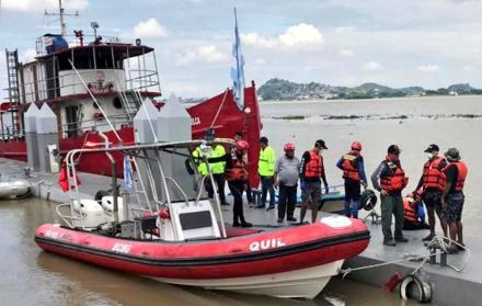 Familiares del desaparecido recibieron el cuerpo en el muelle del Cuerpo de Bomberos de Guayaquil este domingo 17 de marzo.
