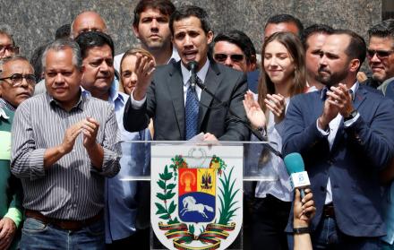 Guaidó también pidió un minuto de silencio por las víctimas mortales de “la brutal represión”. 