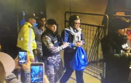 Con una bolsa en sus manos y bajo una fuerte protección policial, Alexis Mera abandonó, la noche del sábado 6 de julio, la cárcel 4.
