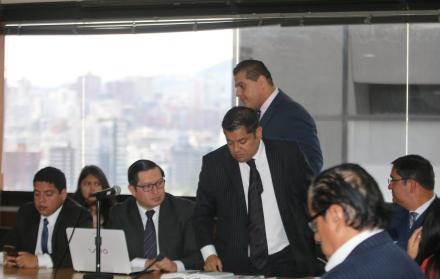 Diligencia. Carlos Alvear, Fausto Jarrín y Harrison Salcedo, abogados de Correa y Glas, durante la audiencia.