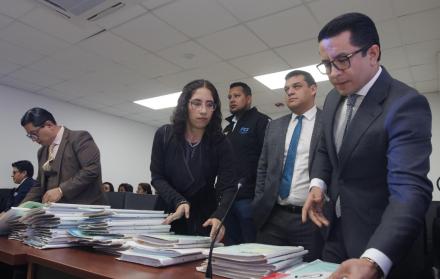 Diligencia. El fiscal Fabián Salazar (i) durante la audiencia preparatoria de juicio en el caso Froilán Jiménez.