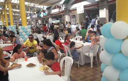 Decenas de familias disfrutan del festival gastronómico.