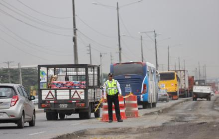 Flujo vehicular en la vía a Daule.