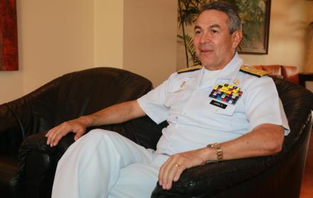 Es comandante general de la Armada del Ecuador. Cuenta con cuarenta años de carrera militar. En 2015 alcanzó el grado de contralmirante. Perteneció a la rama de Aviación Naval de la institución. Adicionalmente es licenciado en Pedagogía, máster en Ciencia