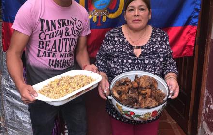 El toque especial. Andrés Chicaiza con el mote y la abuelita María Sosa, quien preparó una fritada riquísima. 
