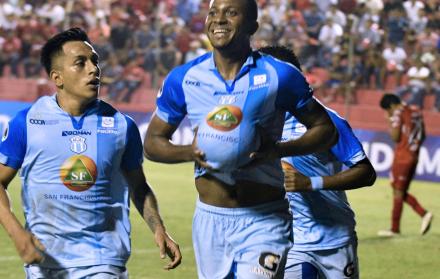 Jugadores de Macará celebran la anotación contra Guabrirá.