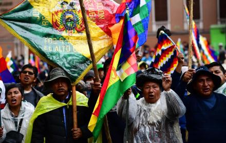 Personas que apoyan al expresidente Evo Morales marcharon en La Paz.